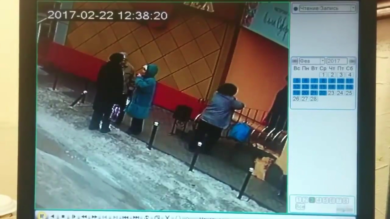 В центре Воронежа ледяная глыба упала на женщину