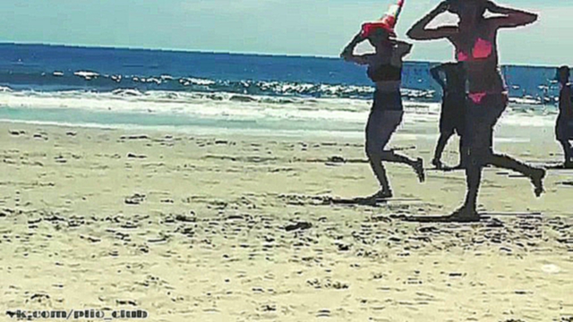 Софи Тернер и Мейси Уильямс на пляже #2